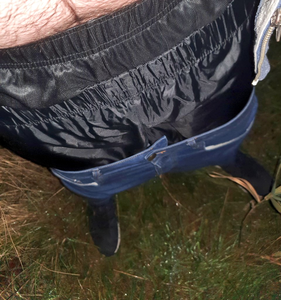 Fredbloggssagg2's tweet photo. Sagging super low in these shorts and nylon trackies. 
#sagging #doublesagging #scally https://t.co/JA6XXJe1yn