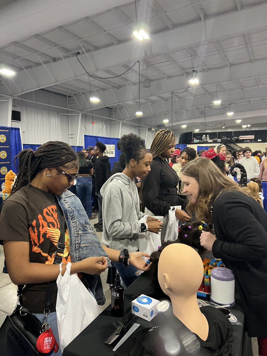 DMiller3374's tweet photo. Our 8th-grade scholars gained invaluable insights at today’s @mebasc Business and Industry Showcase! They had the opportunity to network with industry leaders! We’re proud of the connections they’re building for their future! @FairfieldMiddle #CareerGoals https://t.co/GDAx4rrFkN