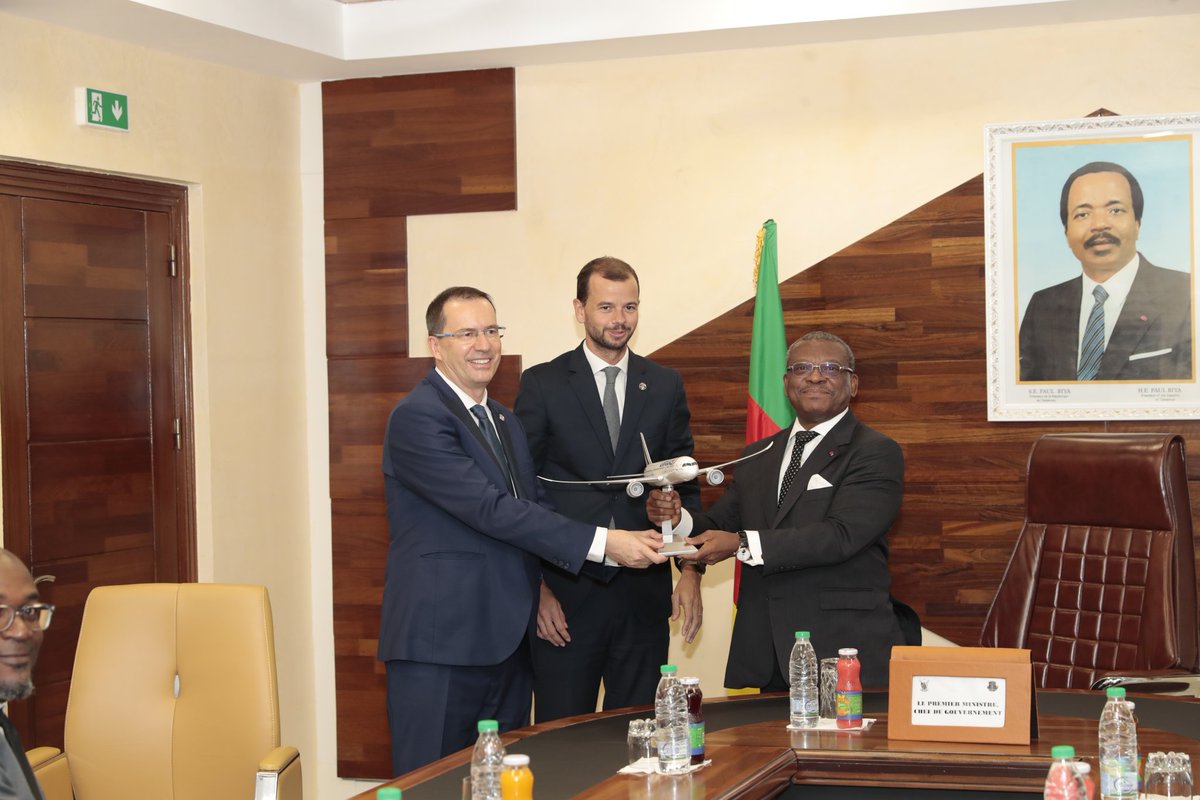 joDionNgute's tweet image. Paris - Yaoundé-paris, bientôt à bord du Boieng 787 dernier modèle. 
🇨🇲🇫🇷
J'ai echangé sur cette nouvelle offre de service ce 31 10 2024 avec le Directeur pays de la compagnie aérienne française.  @AirFranceFR répond  ainsi à la demande des Camerounais qui ont sollicité un…