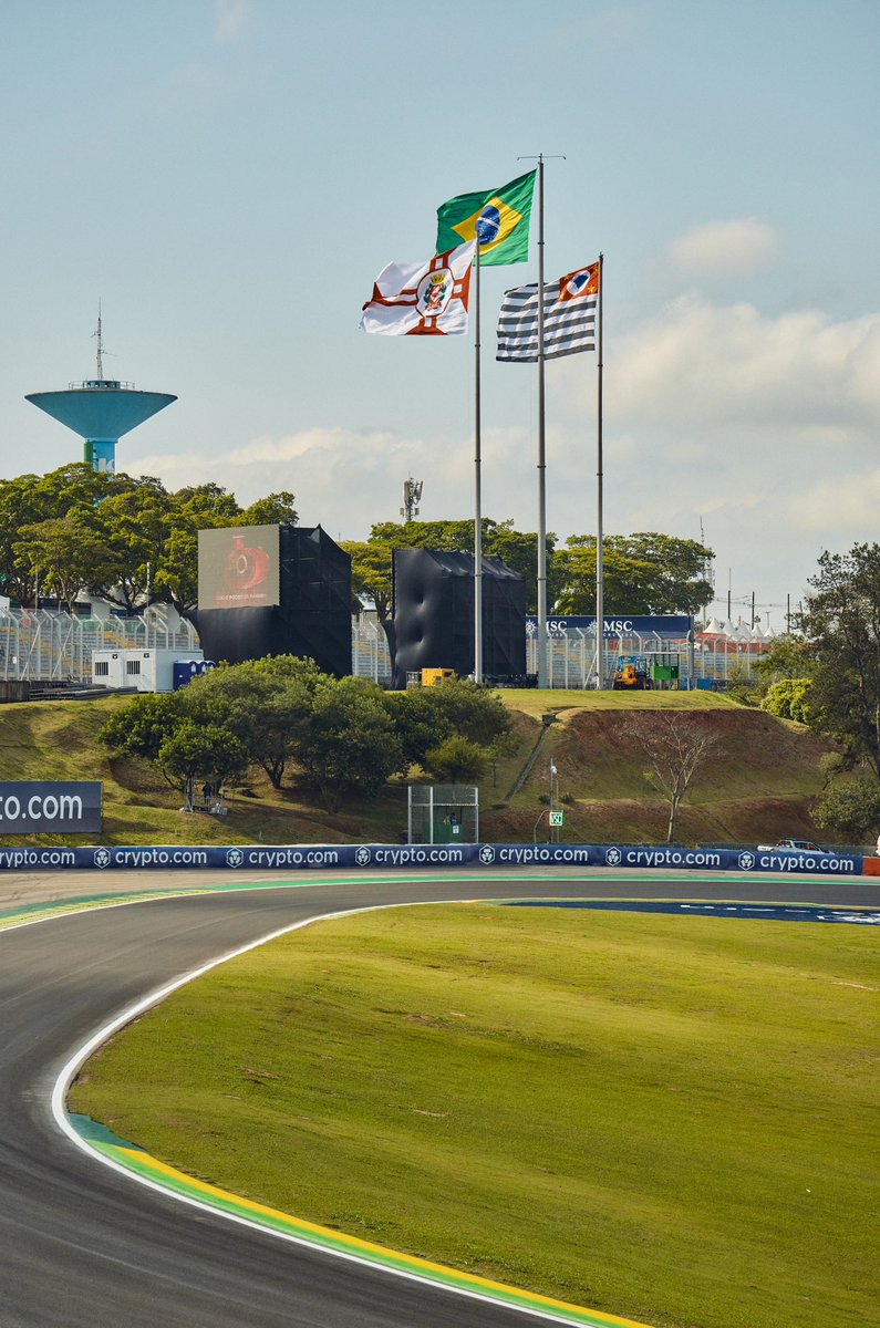 McLarenF1's tweet photo. Ready to hit the track tomorrow. 👊🧡

#BrazilGP 🇧🇷 https://t.co/rNaMe1mN1t