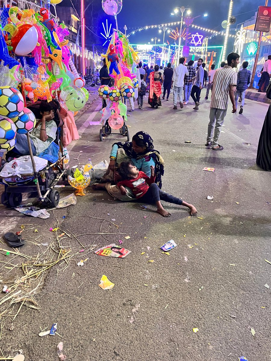 इतनी तो उम्मीदें होगी इसके मन में ,
एक दिन में भी सजूंगी रंग बिरंगे कपड़ों में,खिलौने न बेचूंगी , खेलूंगी खुशी से अपनो में,,
दुआ है ये नन्हीं सी जान मुस्कुएगी ,
जब इसके जीवन में खुशियां आएगी ।।
😔 @Ali_jaipuri