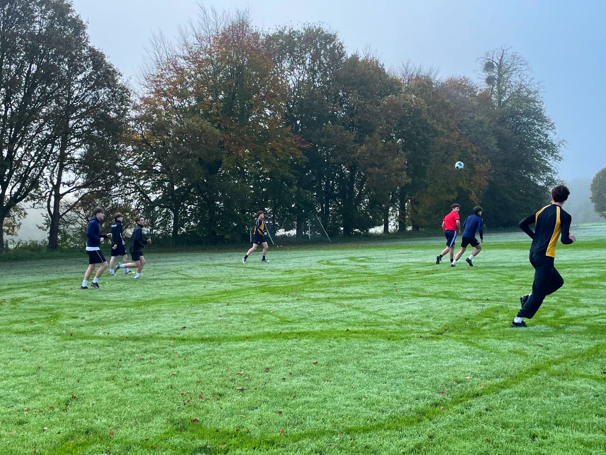 OratorySport's tweet photo. A good ⚽️ session this morning with some of the seniors - looking forward to the #OratoryFootball 1st XI @isfafootball vs @QEHSchool (A - 14th November) 
🟡⚫️ #OratorySport https://t.co/gLSWSYeVoH