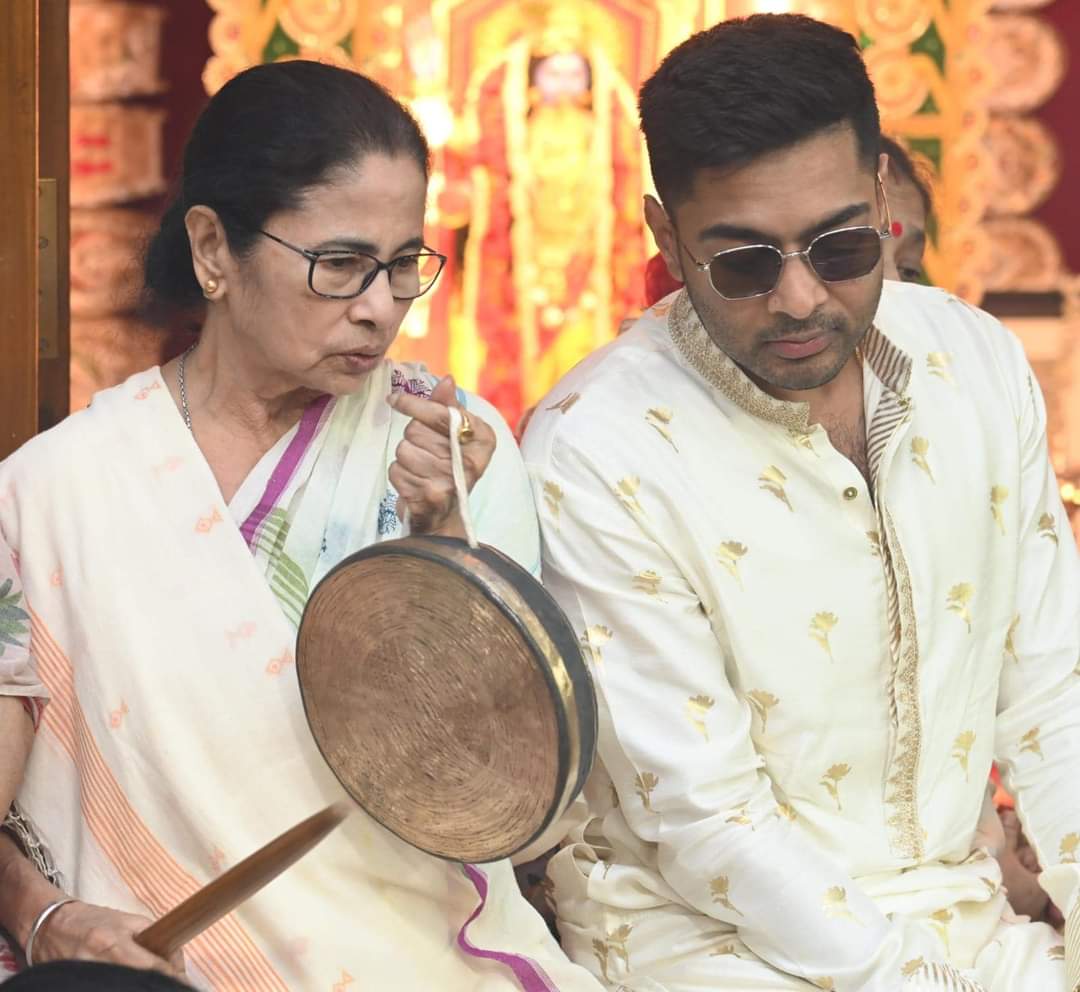 NilanjanDasAITC's tweet photo. মাতৃ আরাধনায় যজ্ঞাহুতির পুণ্য মুহূর্তে মাননীয়া মুখ্যমন্ত্রী @MamataOfficial এবং তৃণমূল কংগ্রেসের সর্বভারতীয় সাধারণ সম্পাদক @abhishekaitc 🌺🪔💥 https://t.co/JNNWKimoMZ