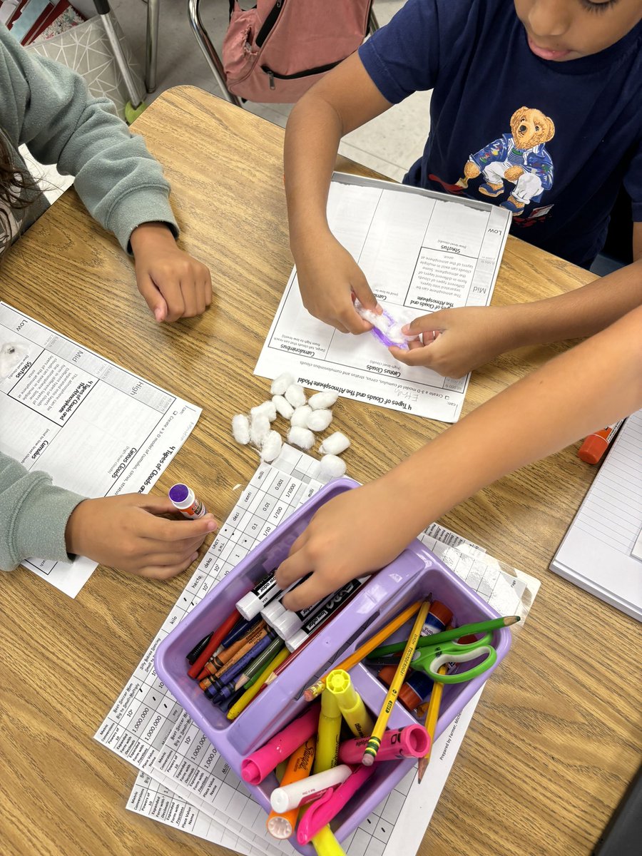 luckiepearl's tweet image. Cloud types fun!! Cementing that learning with 3D models! #VCSscientists @DeltonaLksElem @ElemSci