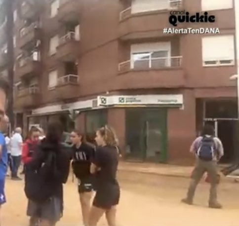 Esas jugadoras de las que habla <a href="/menchi_14/">José Andrés Menchero</a> son <a href="/pauletasancho11/">Paula Sancho</a>, <a href="/Claudiaa98FV/">Claudia Florentino</a>, <a href="/asun_ms9/">Asun Martinez</a> y <a href="/ainhoaalguacil_/">Ainhoa Alguacil</a>. HONOR. 

Sin pensárselo, después de entrenar se han desplazado a Paiporta cargadas de mochilas, maletas y carros a repartir agua y ayudar.