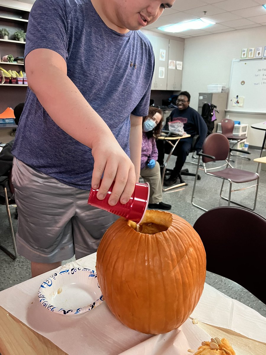 emfritzed's tweet photo. We had a fun time in science class today doing a pumpkin slime experiment and talking about the life cycle of a pumpkin! @thesamijohnson #wearewayne https://t.co/jVmKPrDsNV