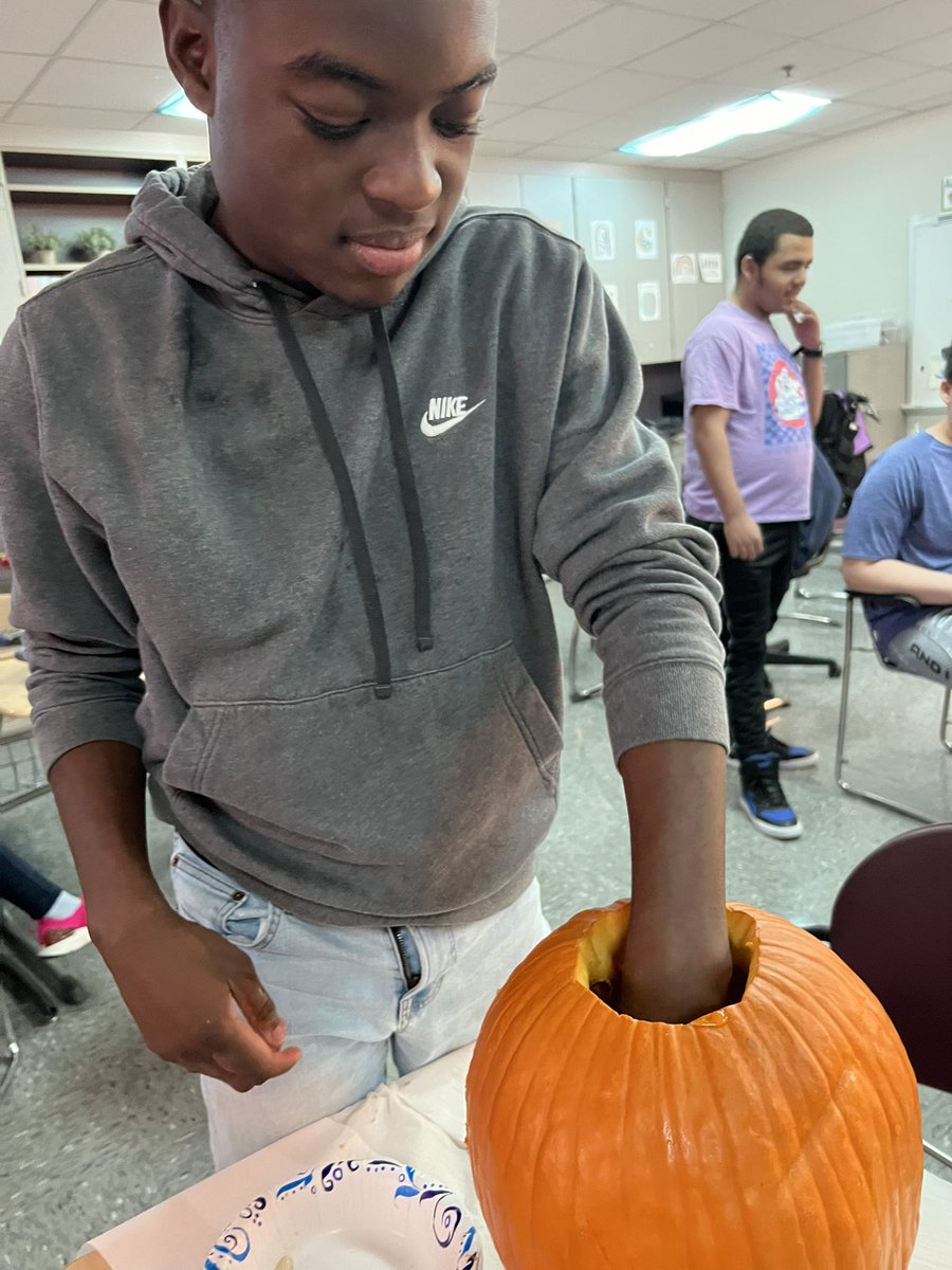 emfritzed's tweet photo. We had a fun time in science class today doing a pumpkin slime experiment and talking about the life cycle of a pumpkin! @thesamijohnson #wearewayne https://t.co/jVmKPrDsNV
