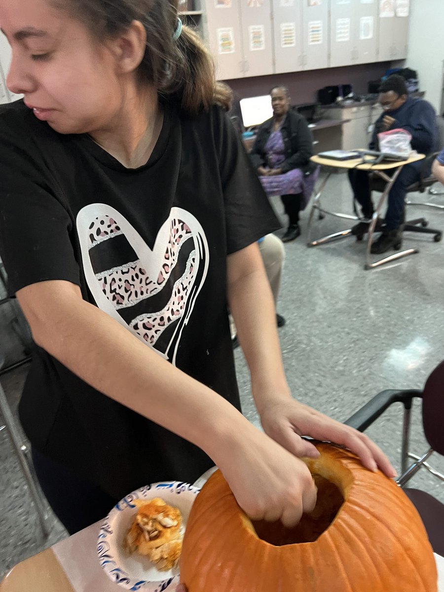 emfritzed's tweet photo. We had a fun time in science class today doing a pumpkin slime experiment and talking about the life cycle of a pumpkin! @thesamijohnson #wearewayne https://t.co/jVmKPrDsNV
