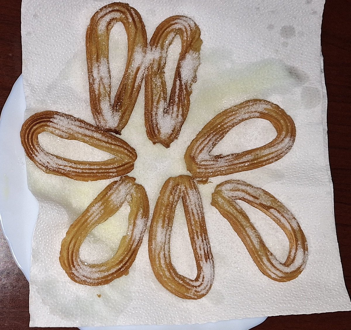 noelisaez's tweet photo. Noche previa al dia de todos los Santos y como ya es tradicion preparando chocolate y churros con l@s amig@s. Ya tenemos algunos hechos, vamos a por mas.
El tema Halloween no nos gusta nada, pasamos de eso. https://t.co/E0WYN3eHpu