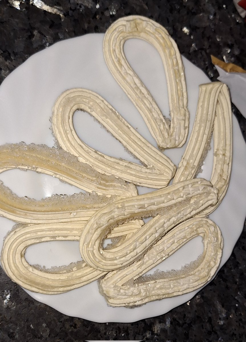 noelisaez's tweet photo. Noche previa al dia de todos los Santos y como ya es tradicion preparando chocolate y churros con l@s amig@s. Ya tenemos algunos hechos, vamos a por mas.
El tema Halloween no nos gusta nada, pasamos de eso. https://t.co/E0WYN3eHpu