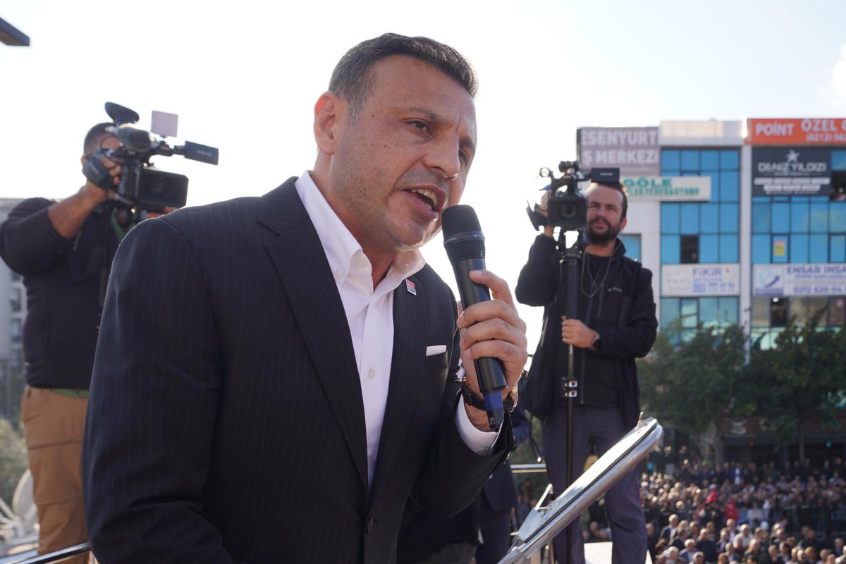 ErcanAkpolat1's tweet photo. Esenyurt halkının iradesine sahip çıkmak için Genel Başkanımız @eczozgurozel, İl Başkanımız @ozgurcelikchp, İBB Başkanımız @ekrem_imamoglu ve binlerce İstanbullu ile Esenyurt Cumhuriyet Meydanı'nda bir araya geldik.

Kayyumun karşısında hukuku, adaleti ve demokrasiyi savunmaya devam edeceğiz!