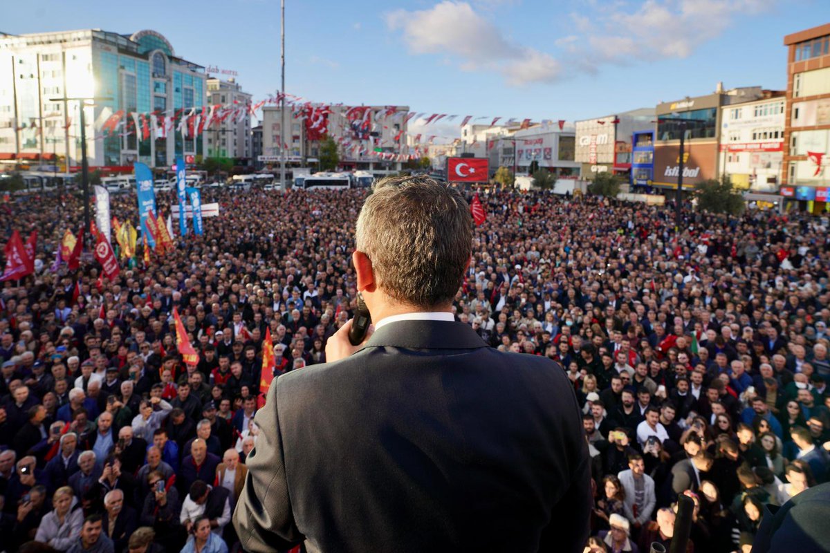 ErcanAkpolat1's tweet photo. Esenyurt halkının iradesine sahip çıkmak için Genel Başkanımız @eczozgurozel, İl Başkanımız @ozgurcelikchp, İBB Başkanımız @ekrem_imamoglu ve binlerce İstanbullu ile Esenyurt Cumhuriyet Meydanı'nda bir araya geldik.

Kayyumun karşısında hukuku, adaleti ve demokrasiyi savunmaya devam edeceğiz!