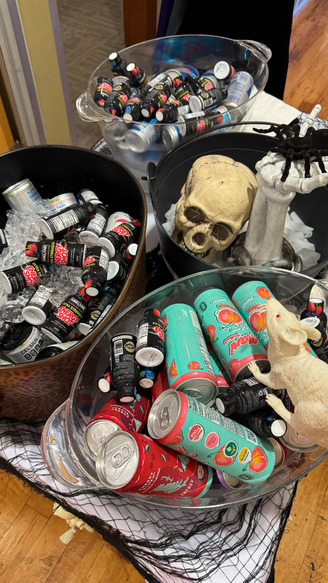 williamsfudge's tweet photo. 🎃 #HappyHalloween from Williams &amp; Fudge! Celebrating with costumes, treats &amp; an energy boost to power through month-end! ⚡️ Spooky, silly, or just plain fun—we love bringing Halloween spirit to the office! 🍬🕸️ Here’s to teamwork, treats &amp; a fantastic Halloween! #WorkPlayGive https://t.co/ZiZ93FVMzP
