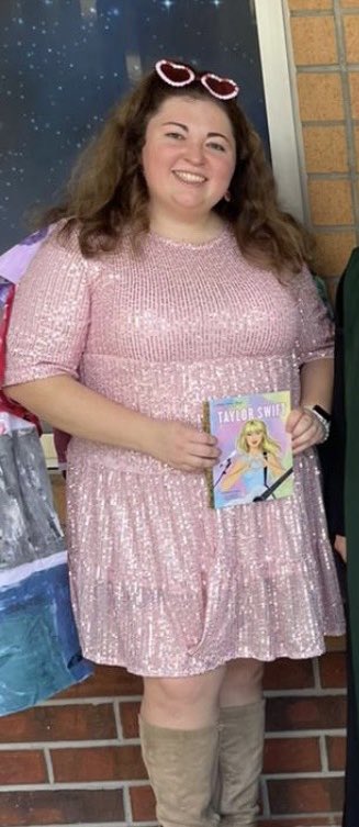Simply_SamGrace's tweet photo. @taylornation13 @taylorswift13 It was book character day so obviously had to dress as our department chair of the #TheTorturedCostumeDepartment https://t.co/O1k02Emqls