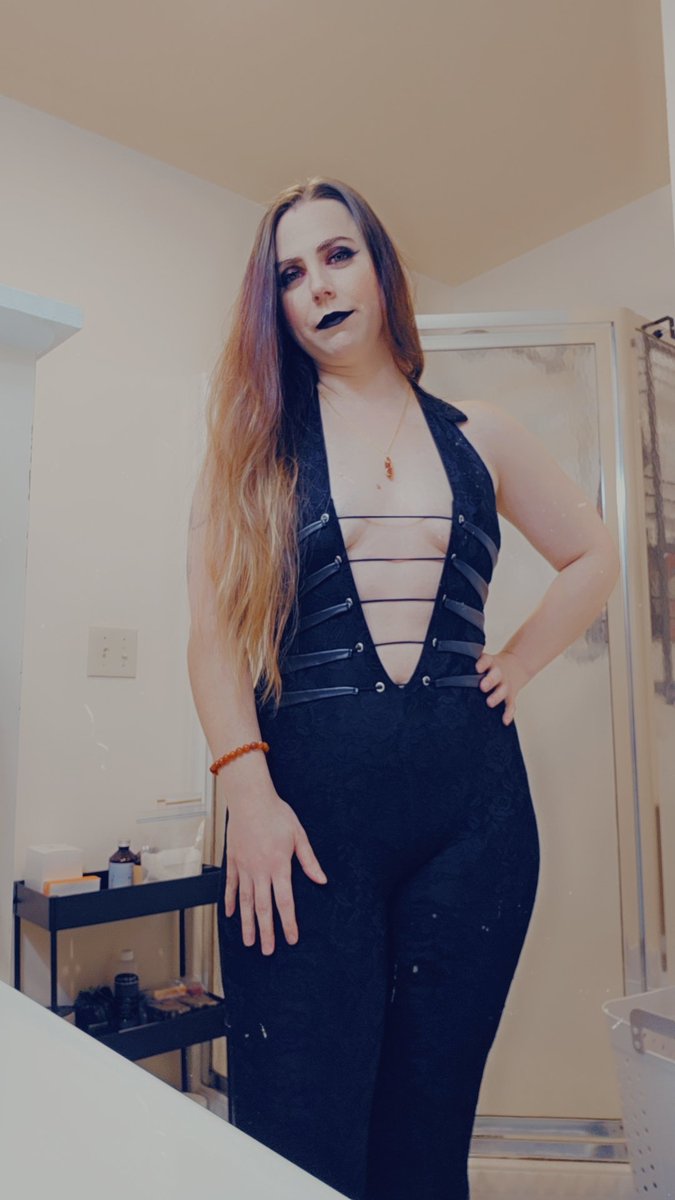 Herbert07K's tweet photo. Let's take a moment to admire my makeup &amp; outfit for tonight 🎃😍🥰 https://t.co/GZcb4nVvqy