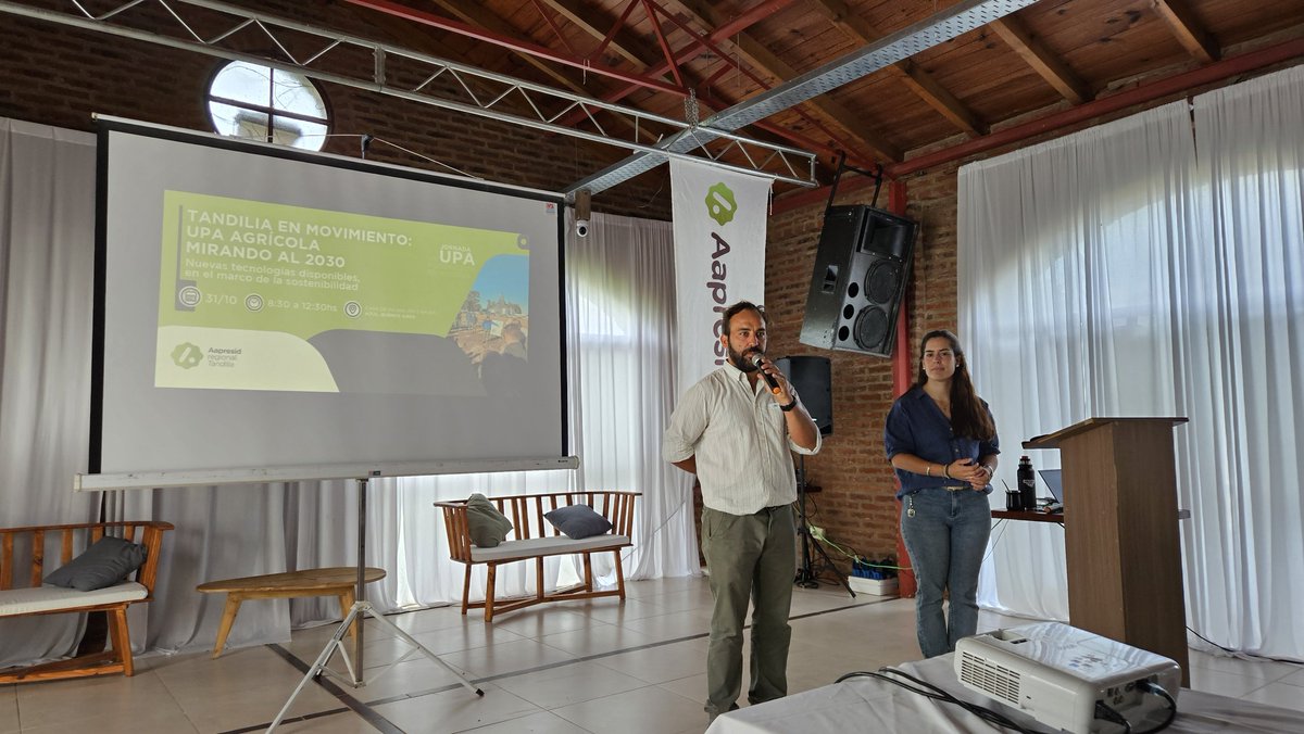 VientoSurAgro's tweet photo. Momentos de la Jornada de @TandiliaReg 
Trabajando juntos por una mejor producción, + agronomía + tecnología + comunicación + empatia
@CuthillAgro https://t.co/bFtpnNNh64