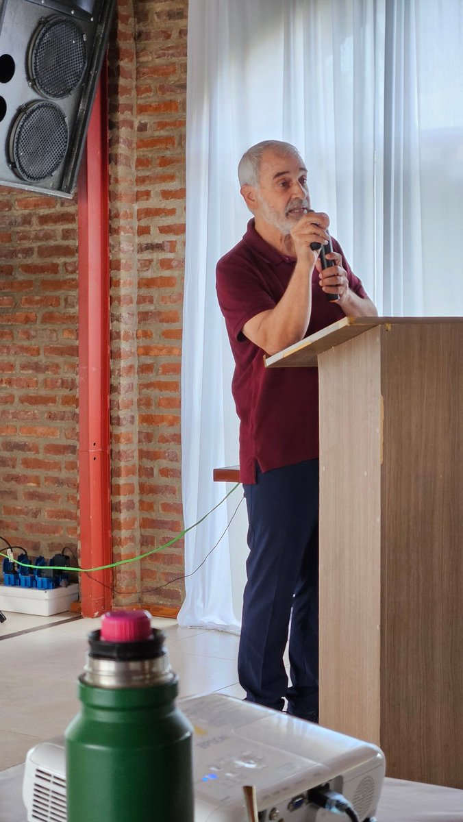 VientoSurAgro's tweet photo. Momentos de la Jornada de @TandiliaReg 
Trabajando juntos por una mejor producción, + agronomía + tecnología + comunicación + empatia
@CuthillAgro https://t.co/bFtpnNNh64