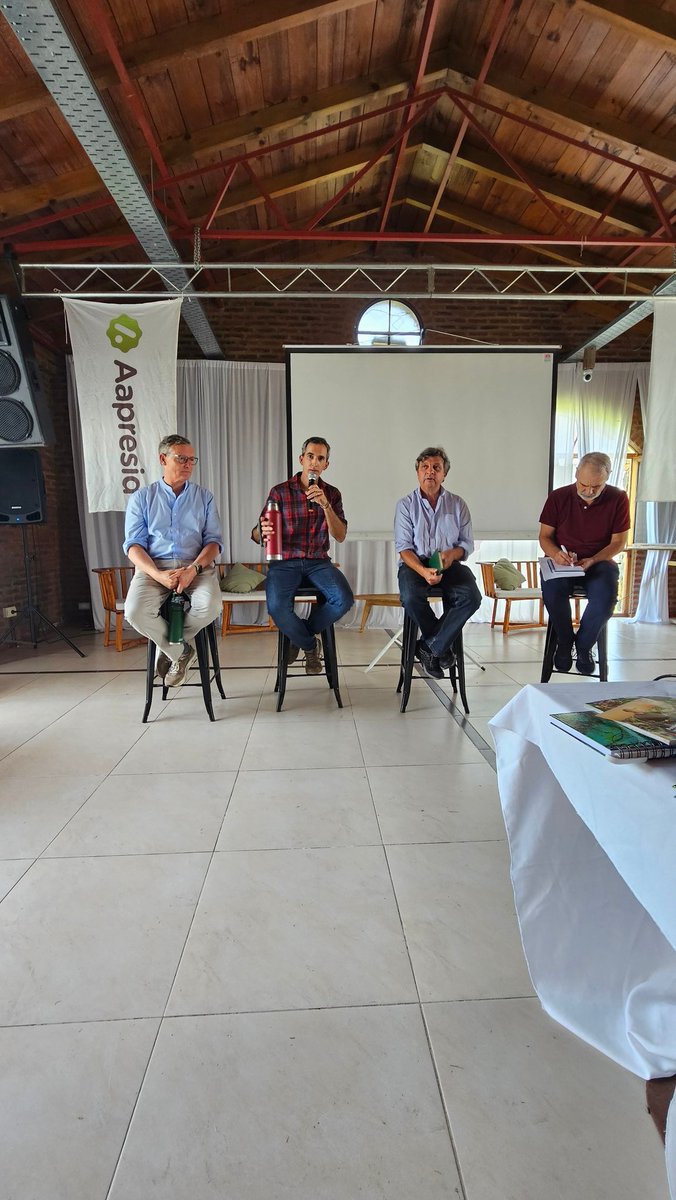 VientoSurAgro's tweet photo. Momentos de la Jornada de @TandiliaReg 
Trabajando juntos por una mejor producción, + agronomía + tecnología + comunicación + empatia
@CuthillAgro https://t.co/bFtpnNNh64