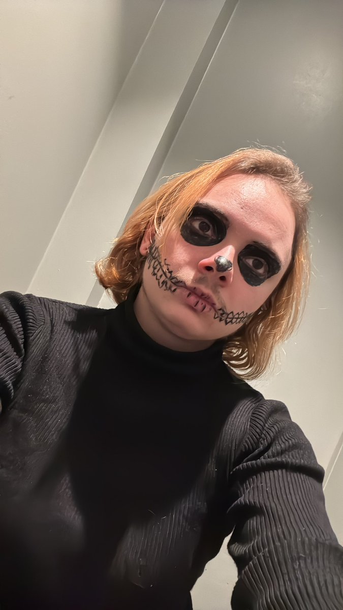 rileydamsgaard's tweet photo. The most last minute costume I’ve ever done #TheTorturedCostumeDepartment https://t.co/ffxs8EgleB