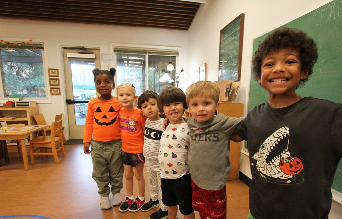 AlcuinSchool's tweet photo. Today, our youngest students came decked out in Halloween outfits while Upper School students carved pumpkins! Lower School classes explored the traditions of Dia de los Muertos by creating their own ofrendas, and teachers joined in on the fun dressing as our Head of School! https://t.co/1KOCx5ejrz