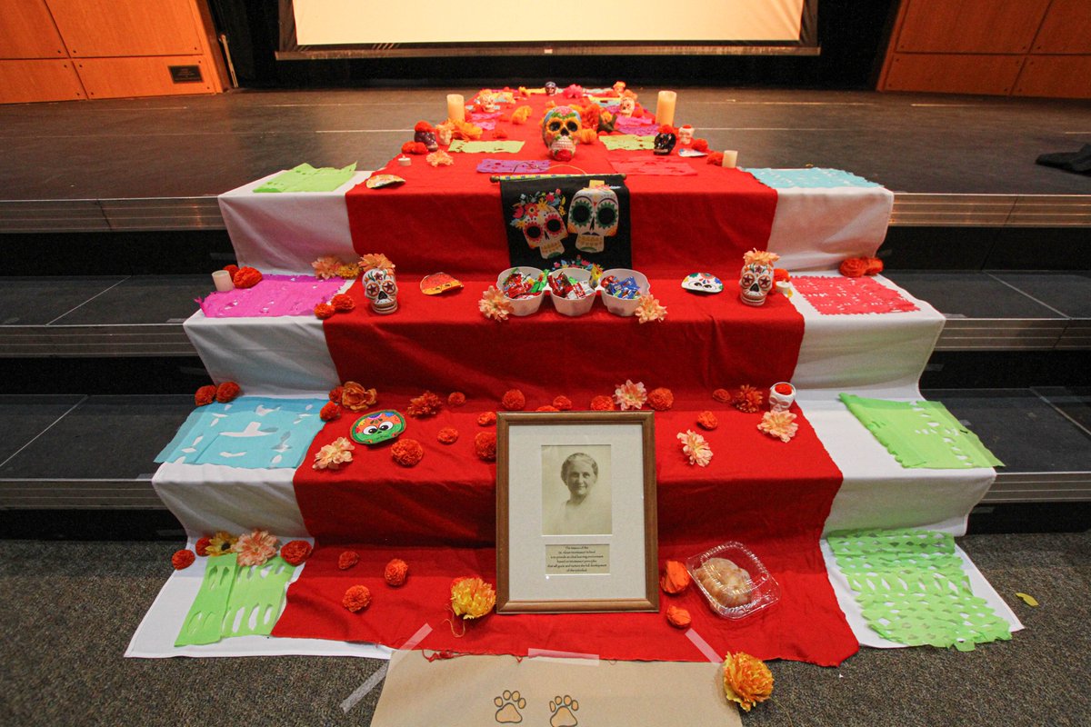 AlcuinSchool's tweet photo. Today, our youngest students came decked out in Halloween outfits while Upper School students carved pumpkins! Lower School classes explored the traditions of Dia de los Muertos by creating their own ofrendas, and teachers joined in on the fun dressing as our Head of School! https://t.co/1KOCx5ejrz