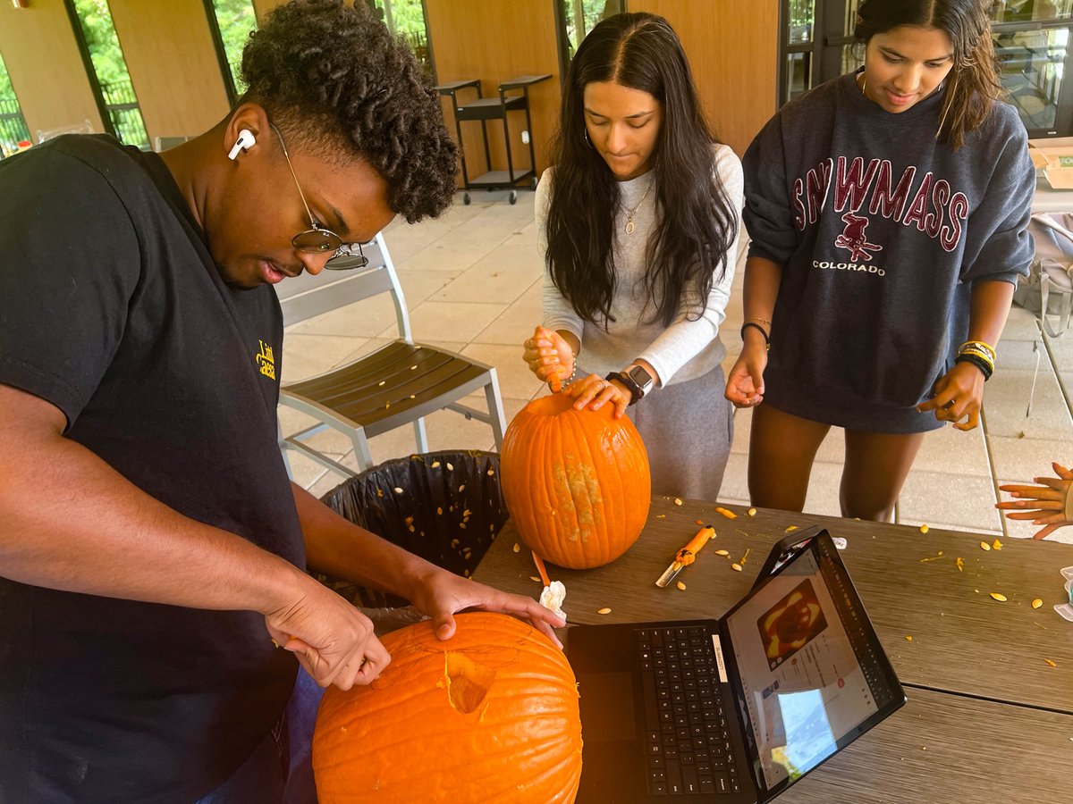 AlcuinSchool's tweet photo. Today, our youngest students came decked out in Halloween outfits while Upper School students carved pumpkins! Lower School classes explored the traditions of Dia de los Muertos by creating their own ofrendas, and teachers joined in on the fun dressing as our Head of School! https://t.co/1KOCx5ejrz