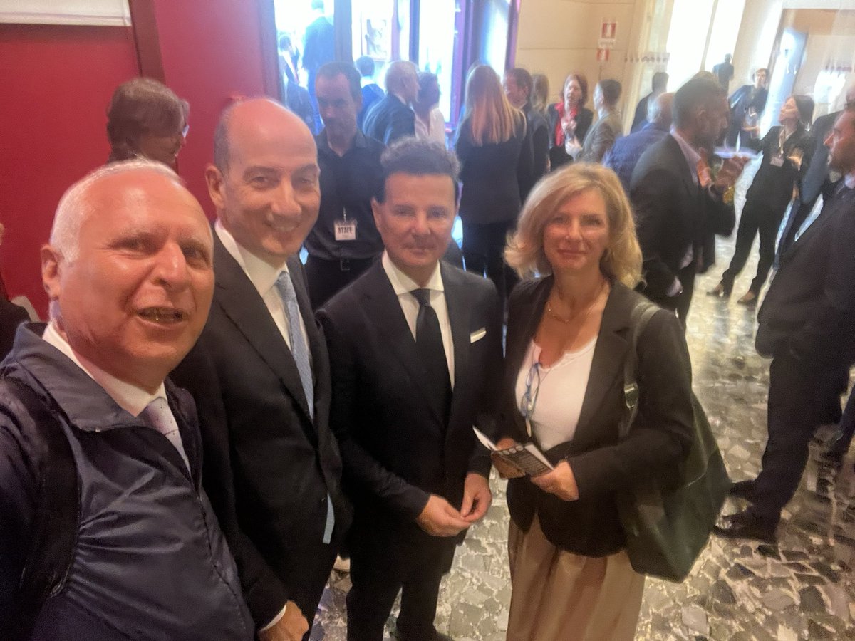 DanieleImprota's tweet photo. Al @TeatroParioli #Grazie a @CasaRadio_it #summit Comunicare l’Abitare. Tra i #super #relatori @AngeloDeianaTW @ConfAssTW #laretedellereti. #networking #casa #Abitare #mediazione #immobili #Futuro @TgrRai @TgrRaiLazio @tg2rai @Tg3web @SkyTG24 @Unomattina #ConfassociazioniDigital https://t.co/UyvOuTpdcv