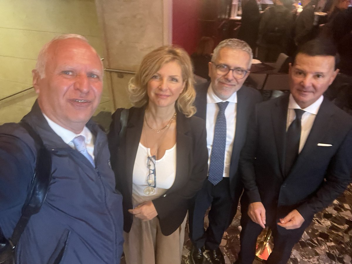 DanieleImprota's tweet photo. Al @TeatroParioli #Grazie a @CasaRadio_it #summit Comunicare l’Abitare. Tra i #super #relatori @AngeloDeianaTW @ConfAssTW #laretedellereti. #networking #casa #Abitare #mediazione #immobili #Futuro @TgrRai @TgrRaiLazio @tg2rai @Tg3web @SkyTG24 @Unomattina #ConfassociazioniDigital https://t.co/UyvOuTpdcv