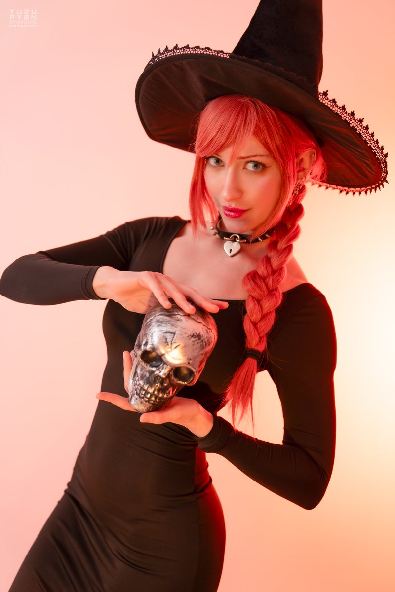 Halloween Makima 😈 https://t.co/5UYWmSVXEk
