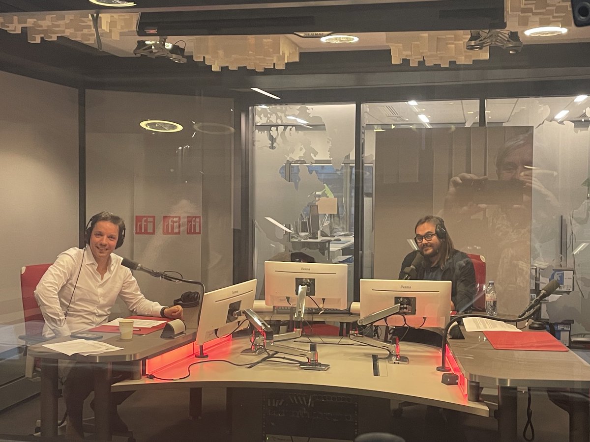 Studio 42, <a href="/RFI/">RFI</a> … lieu d’enregistrement de notre dernière chronique « la campagne américaine en musique ». Elle est diffusée ce vendredi. Quelle chouette aventure avec ⁦<a href="/lauric_henneton/">𝕃𝕒𝕦𝕣𝕚𝕔 ℍ𝕖𝕟𝕟𝕖𝕥𝕠𝕟</a>⁩ ⁦<a href="/Julien_Grossot/">Julien Grossot</a>⁩ ⁦<a href="/coquelle_r/">Julien Coquelle-Roëhm</a>⁩ et Ludivine Amado ! Merci à vous.