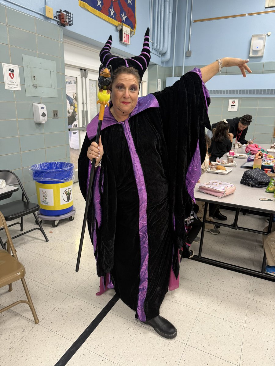 MargaretTruppa's tweet image. Happy Halloween from The Most MAGICAL Place on Earth…….Menlo Park Terrace School! #disneytheme