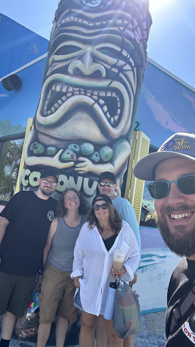 jonnysweld's tweet photo. Going to the beach with the #EDGEARMY was definitely one of my highlights going to #FabTechExpo in Florida. I hope they have it in FL again (You have my vote). #fabtechorlando #edgeweldingcups #dreamteam https://t.co/QEw5Pk3MnM