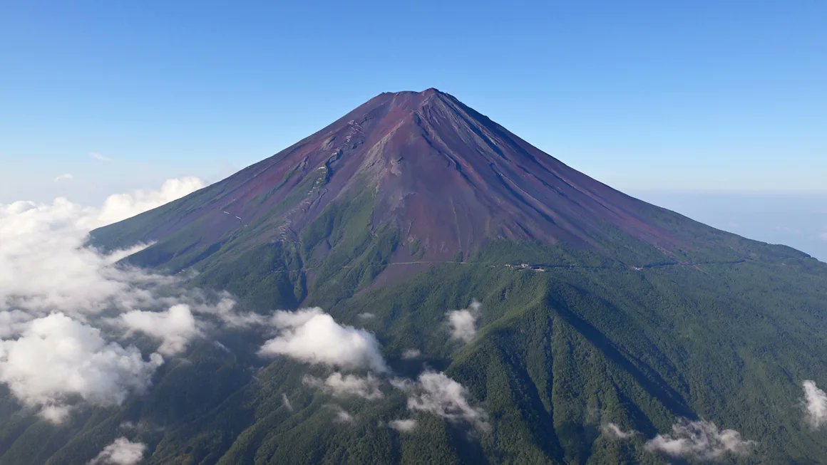 ClemSenechal's tweet photo. Au Japon, le Mont Fuji connaît son premier mois d'octobre sans neige depuis... 130 ans. https://t.co/AxYjclEXbM