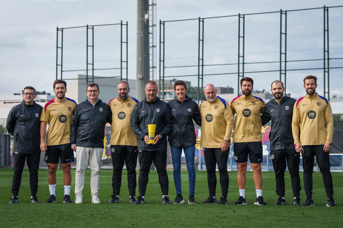 FabrizioRomano's tweet photo. 🔵🔴 Hansi Flick received the award for Coach of the Month… and he chose to share this honor with his medical staff. https://t.co/cbwsW1n0p6