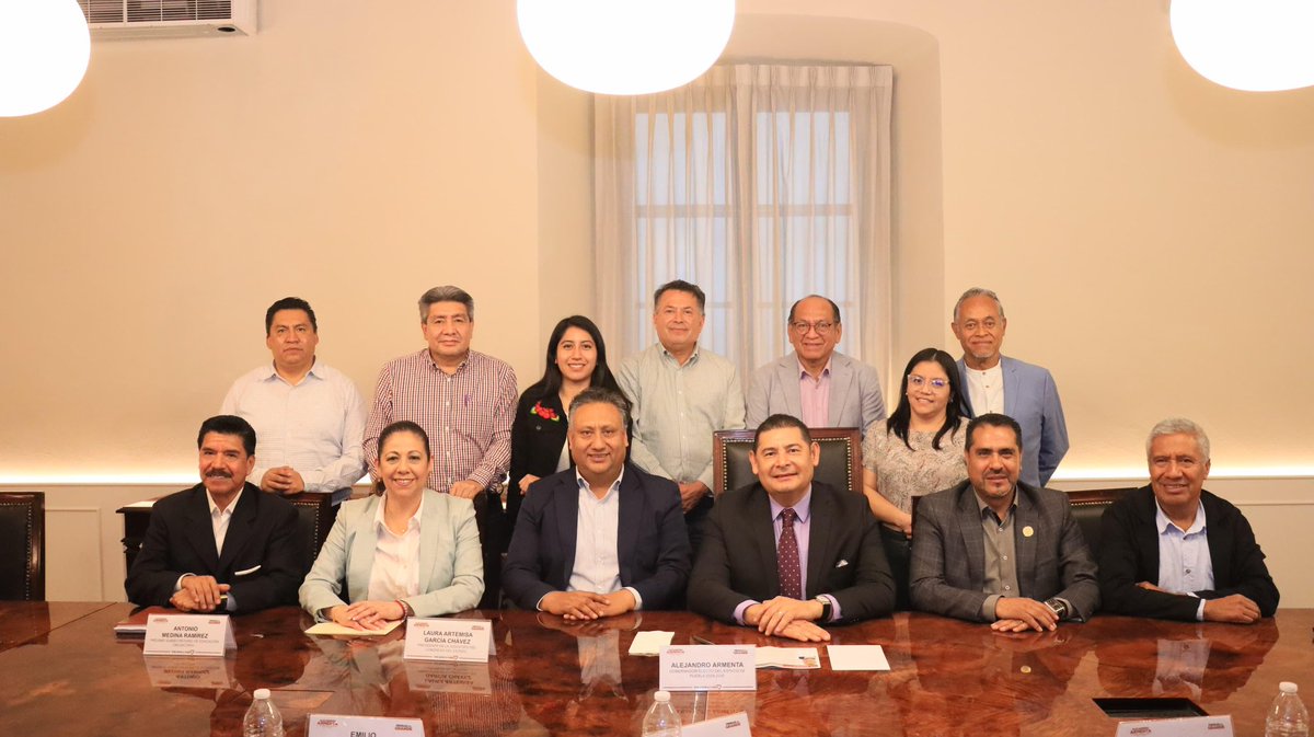 armentapuebla_'s tweet photo. 🤝Pensar en grande es inclusión, esa es la visión de nuestra Presidenta @Claudiashein.

👉🏼Esta tarde, junto a Manuel Viveros, próximo secretario de Educación, y miembros del gabinete educativo, sostuvimos una reunión con los líderes sindicales de las secciones 23 y 51, @joseluis253016 y @R_AlfredoGP, respectivamente, así como con @EmilioSalgadoN, dirigente de @puenuevalianza.

✅#PorAmorAPuebla, trabajaremos con cercanía, sensibilidad y compromiso con las y los maestros poblanos.👨🏽‍🏫🧑🏻‍🏫👩🏼‍🏫 Además, impulsaremos programas eficientes e inclusivos, tomando en cuenta siempre a las comunidades indígenas.