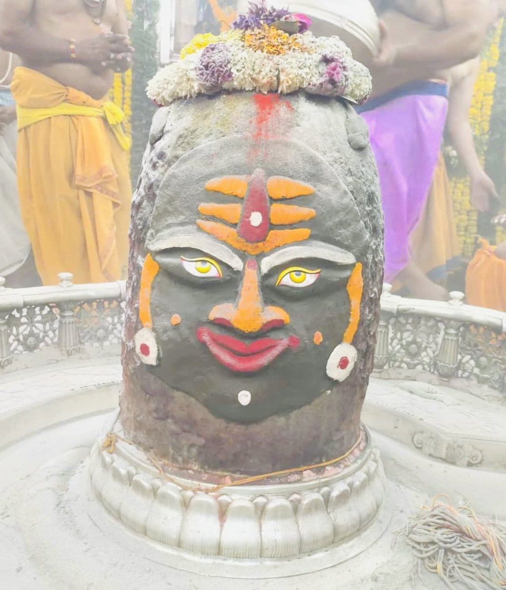 जय श्री महाकाल ❤️ 🕉️🙏 दिनांक 01-11-2024 ( शुक्रवार ) को ज्योतिर्लिङ्ग  श्री महाकालेश्वर जी का प्रातः 04:00 बजे भस्मआरती श्रृंगार दर्शन।