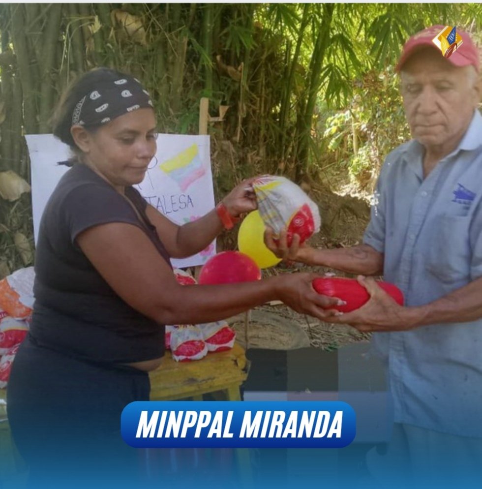 Clap_EdoMiranda's tweet photo. 🖤❤️💛 En la Base de Misiones el Palmar de Guadalupe se realizó una Feria del Campo Soberano que benefició a 9 comunidades con la venta de combos de proteín, hortalizas y embutidos a través de @pdvalmiranda
La prioridad de @NicolasMaduro es garantizar la alimentación https://t.co/EzZi2PKxAF