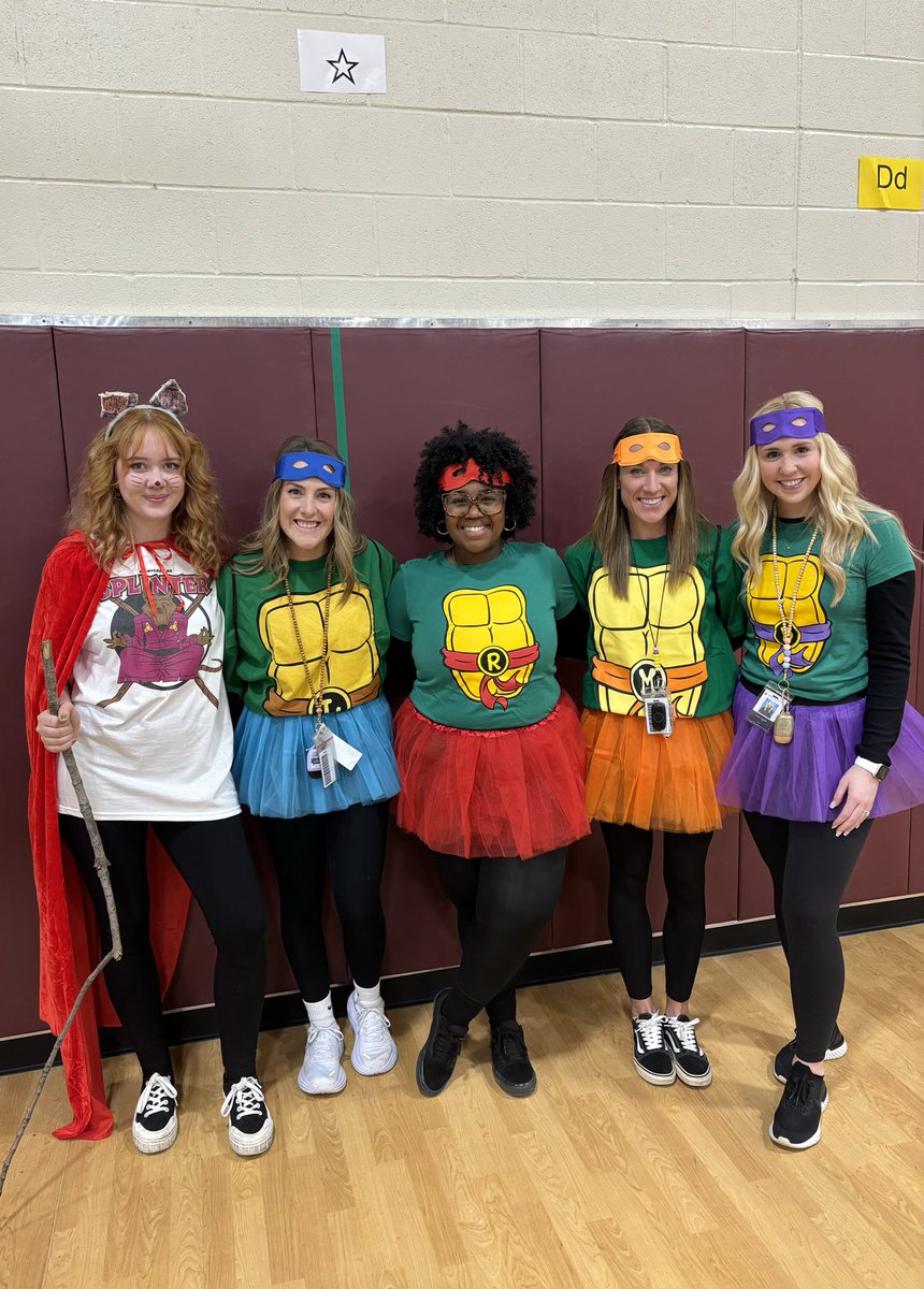 MsRauberGrade2's tweet photo. Happy Halloween from the @ApacheIS512 Second grade crew 🎃💚 https://t.co/Zb8Aeqpweb