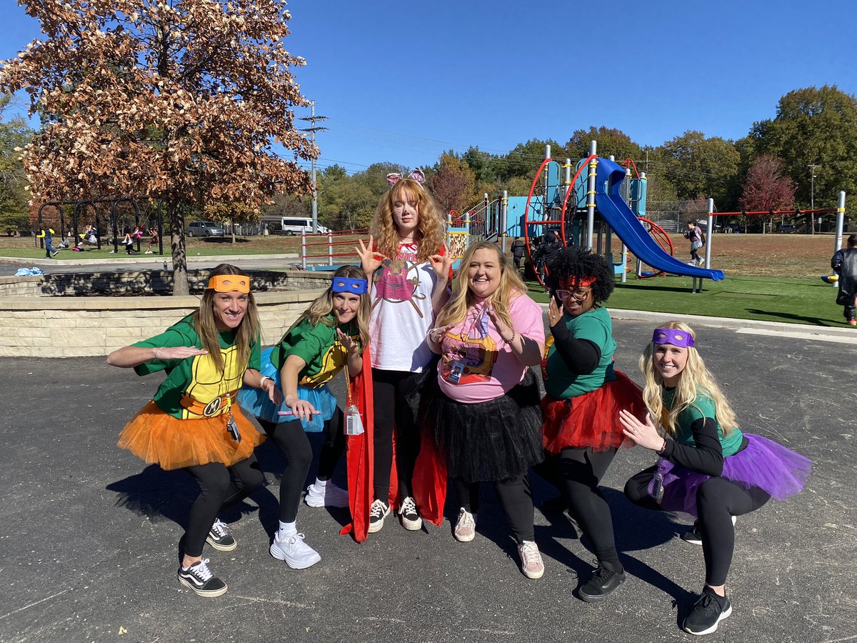 MsRauberGrade2's tweet photo. Happy Halloween from the @ApacheIS512 Second grade crew 🎃💚 https://t.co/Zb8Aeqpweb