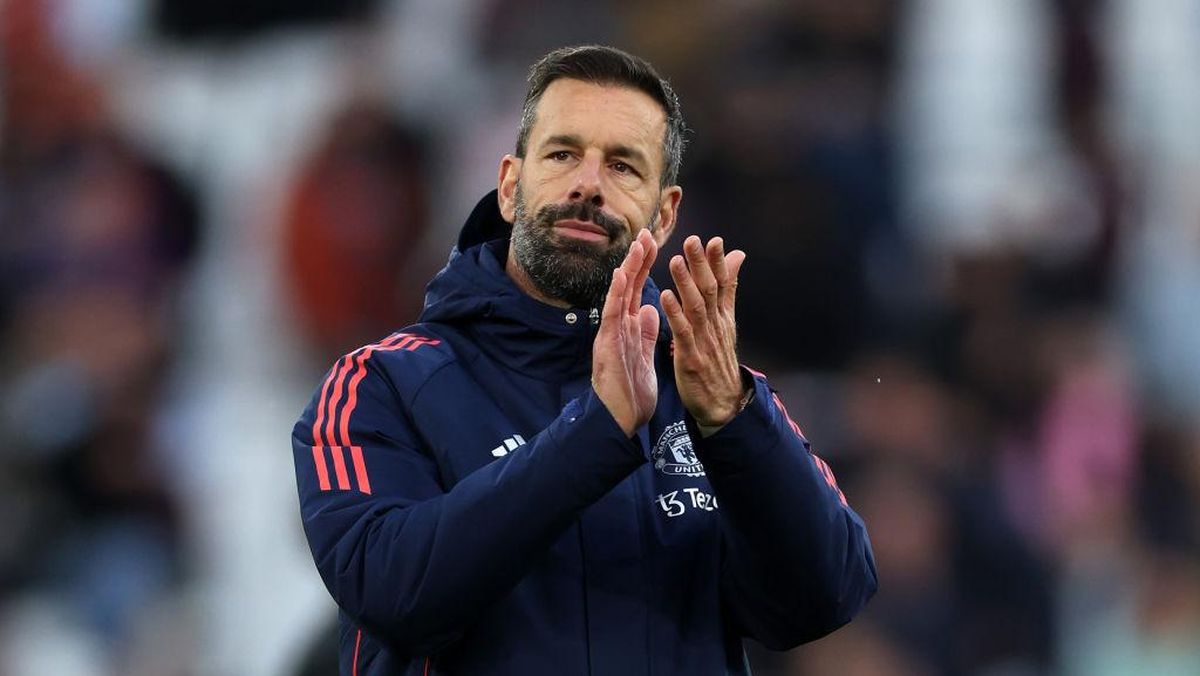 Big5Football93's tweet photo. Kesempatan untuk Ruud van #Nistelrooy tidak disia-siakan oleh dirinya setelah mampu membawa kemenangan perdana #ManchesterUnited di debutnya. Ruudtje juga mengatakan perihal Erik #TenHag yang nampak terpukul dengan kabar pemecatannya meski dikatakannya Ten Hag tetap bangga atas capaian dua gelar di #MUFC. Nistelrooy pun juga merasakan sedih atas kepergian Ten Hag namun bangga dapat melatih tim sekelas Manchester United.