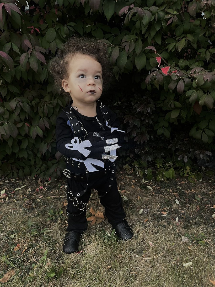 lindsbtw's tweet image. “People are afraid of me because I’m different” ✂️🖤