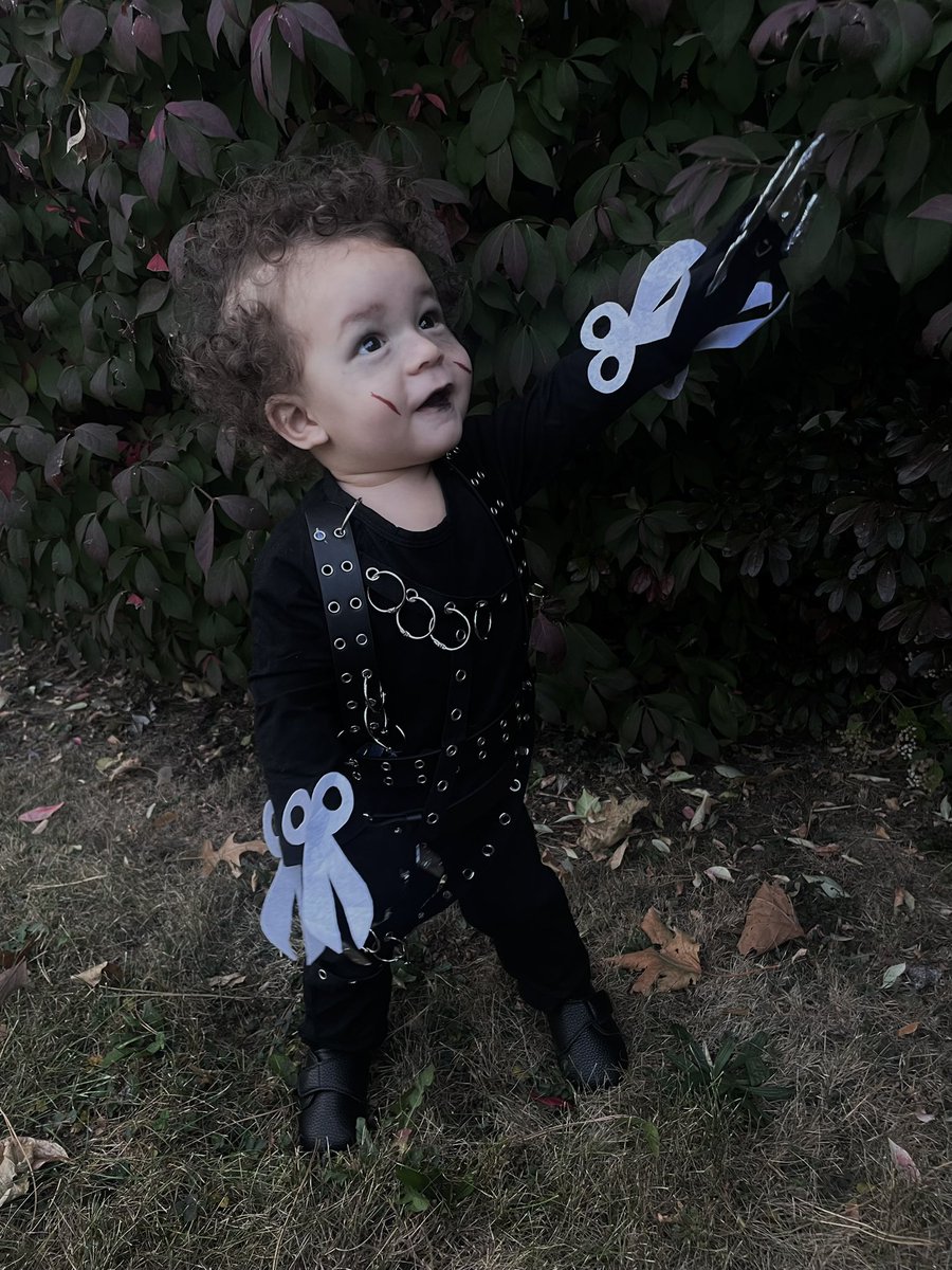 lindsbtw's tweet image. “People are afraid of me because I’m different” ✂️🖤