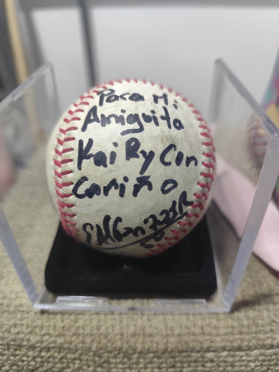 Intenten explicarle ustedes porque yo lo intenté y se fue a dormir triste porque su amigo El Fonzi bateaba bien y es buen catcher 😥😥