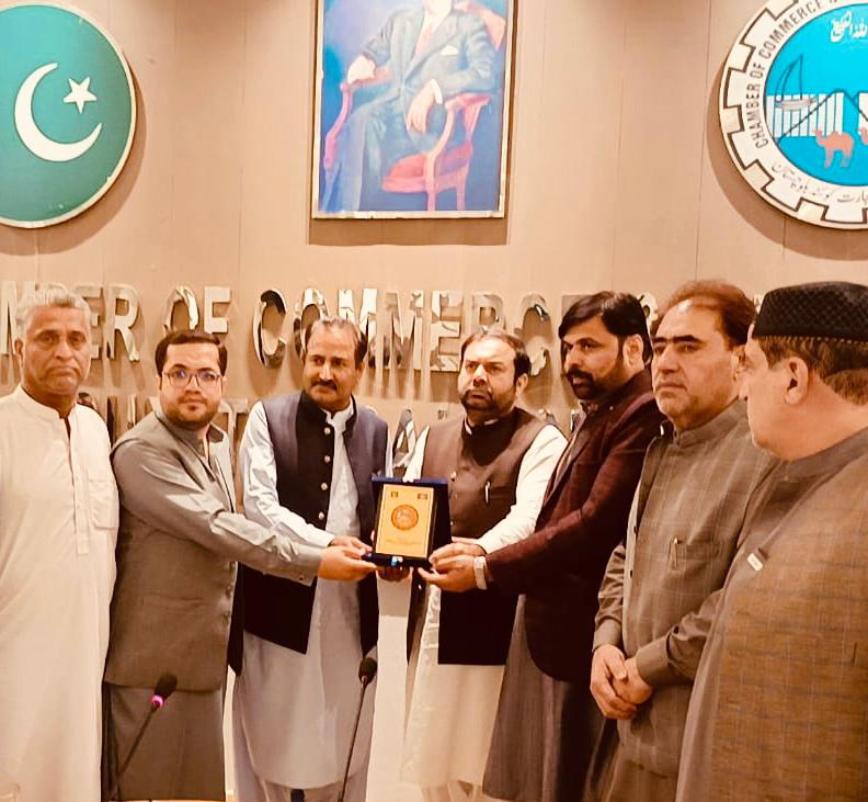 ChamberQuetta's tweet photo. food items and other issues were discussed in the meeting.  In the end, the president presented a commemorative shield to the distinguished guest. @cs_balochistan @Gov_Balochistan @mincompk https://t.co/o4AHB5umA9