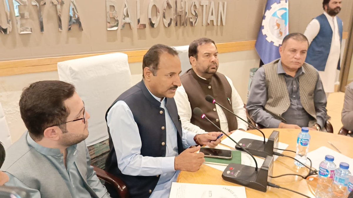 ChamberQuetta's tweet photo. food items and other issues were discussed in the meeting.  In the end, the president presented a commemorative shield to the distinguished guest. @cs_balochistan @Gov_Balochistan @mincompk https://t.co/o4AHB5umA9
