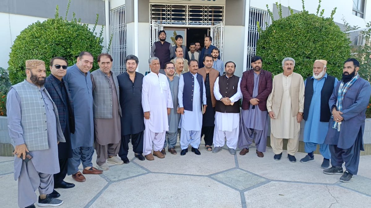 ChamberQuetta's tweet photo. food items and other issues were discussed in the meeting.  In the end, the president presented a commemorative shield to the distinguished guest. @cs_balochistan @Gov_Balochistan @mincompk https://t.co/o4AHB5umA9