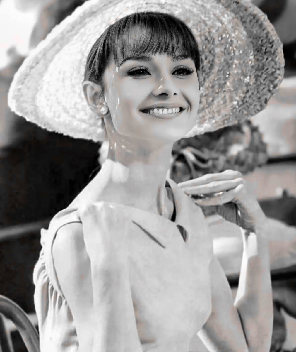V9II0P's tweet image. Audrey Hepburn 🖤 
#audrey #feminity 🪽