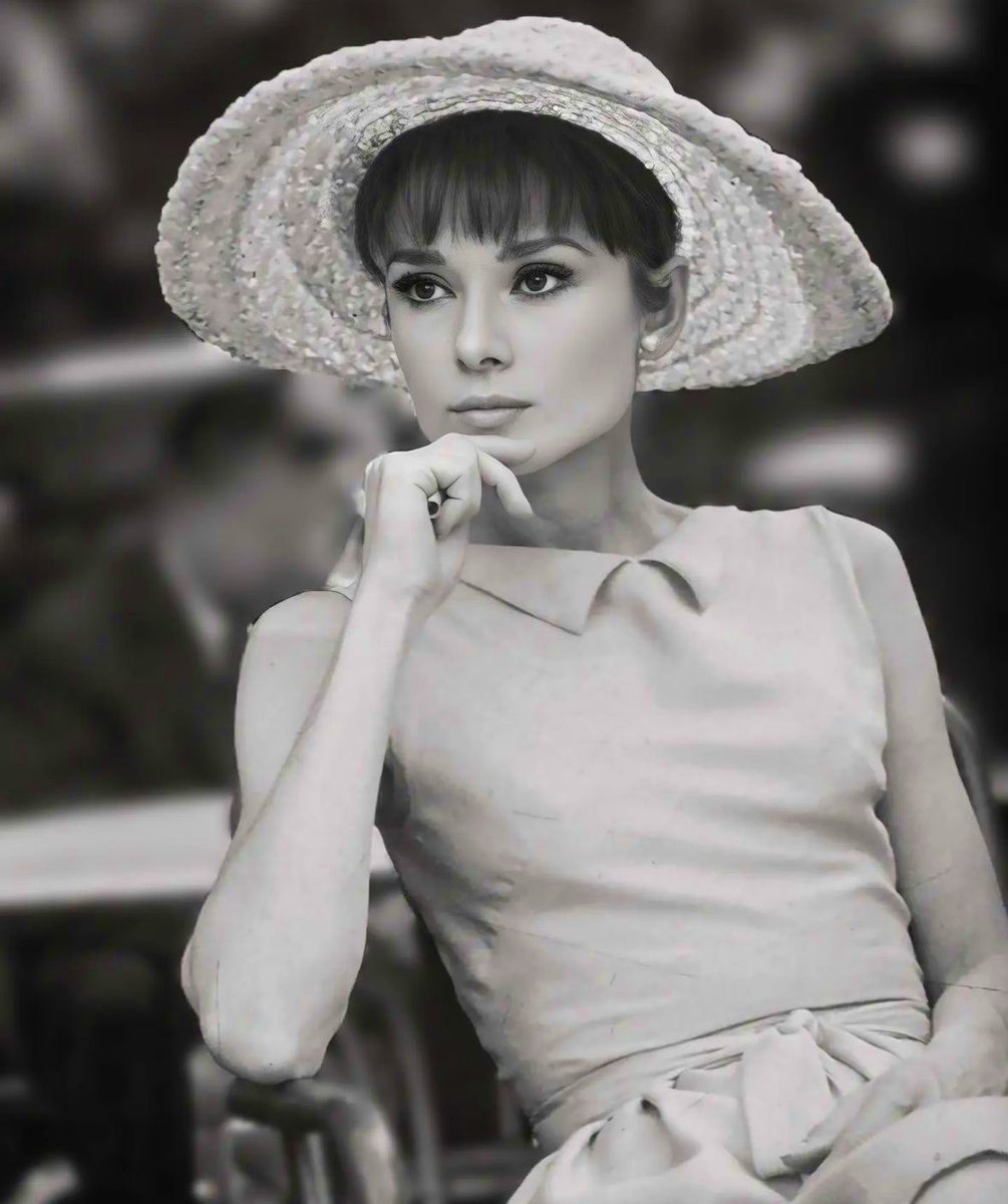 V9II0P's tweet image. Audrey Hepburn 🖤 
#audrey #feminity 🪽