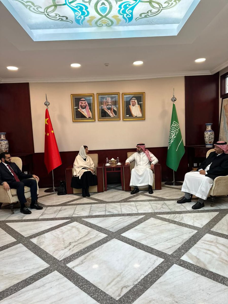 ksaembassyCHINA's tweet photo. 沙特驻华大使阿卜杜拉赫曼会见麦哈博士率领的沙特研究与创新发展局代表团，讨论了他们的访问计划和预期成果。此访是为了加强同中国的研究与创新领域合作。 https://t.co/7GnERgG5Hu