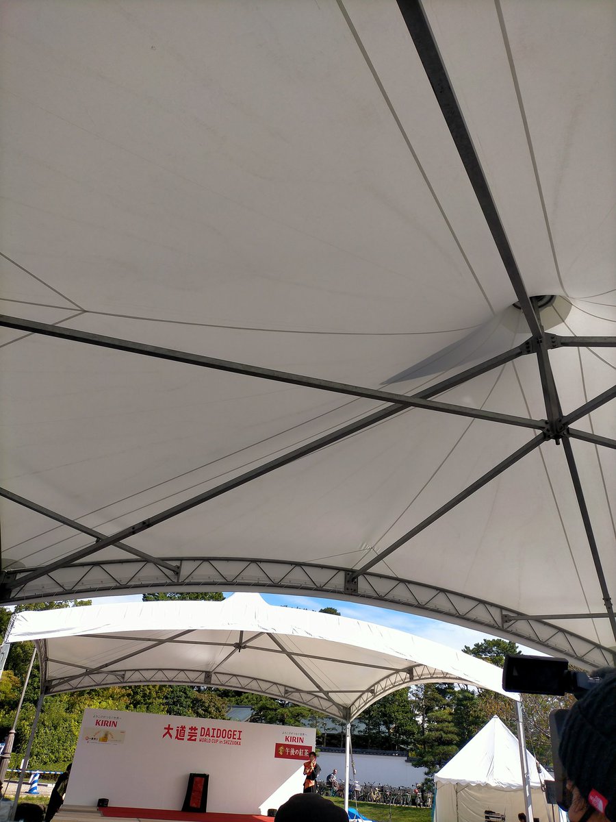 sfcycler's tweet photo. スゴい、雨対策でこんな大きなテントも用意している！？ https://t.co/PX5o67xxzO
